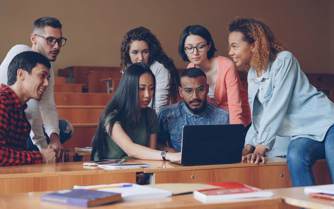 Bachelor's Degrees students collaborating online